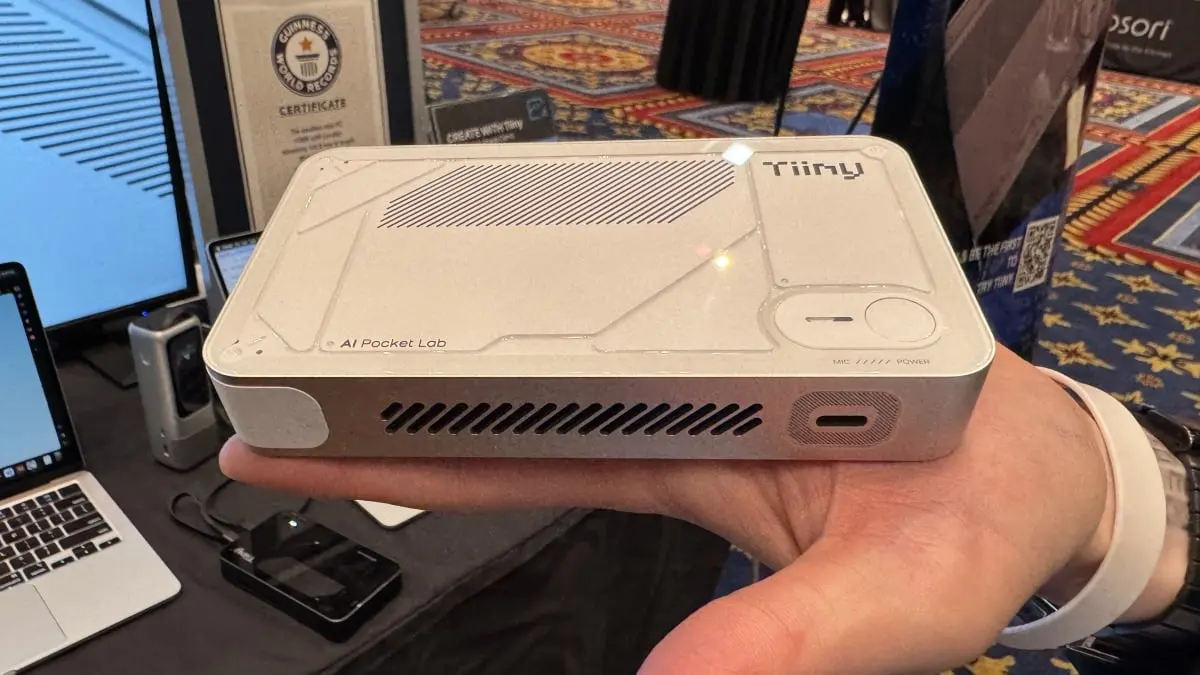 CES 2026：我們試用了能放入口袋的AI超級電腦。認識 Tiiny AI