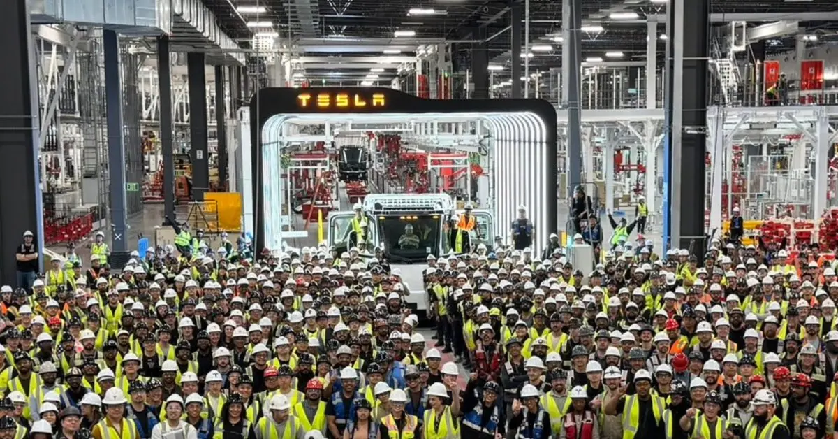 首輛 Tesla Semi 正式下線，特斯拉啟動電動卡車大規模量產線