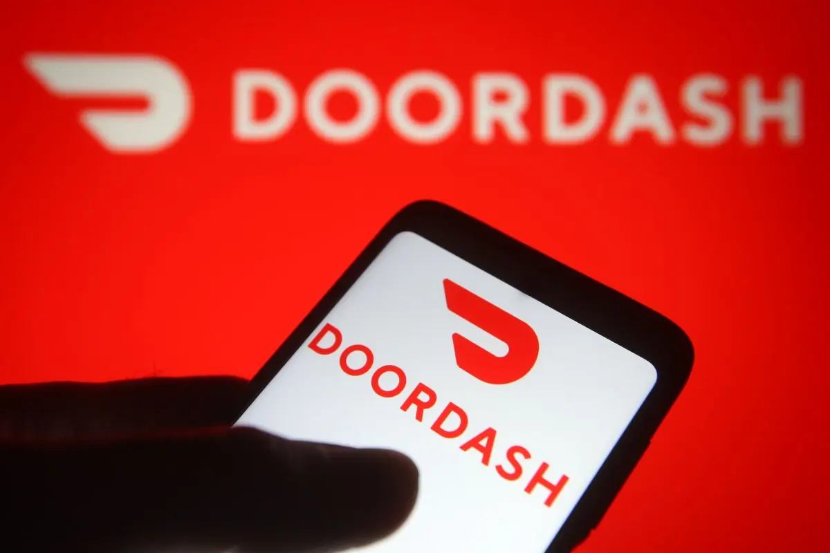 DoorDash 推出 AI 工具以加速商家入駐並提供餐點照片編輯功能