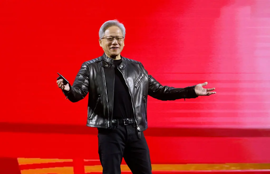 當勞工擔心人工智慧時，輝達執行長黃仁勳表示 AI 正在創造大量的就業機會